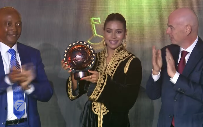 جوائز الكاف .. غزلان الشباك تفوز بجائزة أفضل لاعبة أفريقية 5 جوائز الكاف .. غزلان الشباك تفوز بجائزة أفضل لاعبة أفريقية