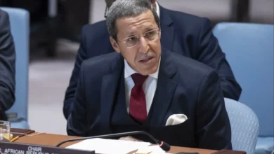 عمر هلال ينفي واقعة حجب العلم الجزائري ويؤكد: "العلم الجزائري على رأسي وأقبّله"