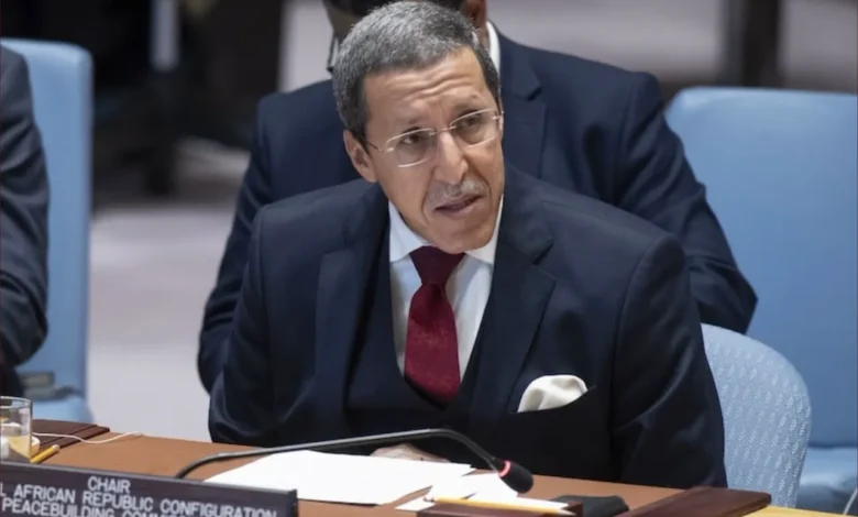 عمر هلال ينفي واقعة حجب العلم الجزائري ويؤكد: "العلم الجزائري على رأسي وأقبّله"