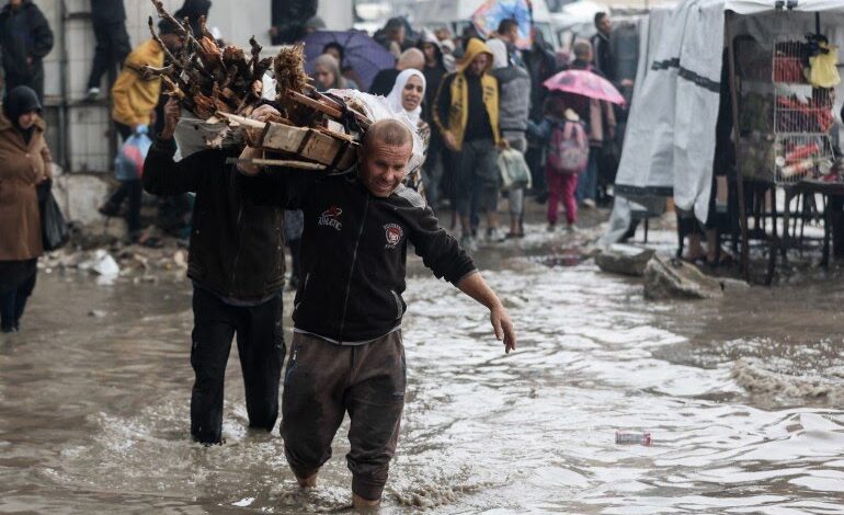 فيضانات غزة تضاعف معاناة النازحين بسبب الأمطار الغزيرة