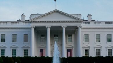 البيت الأبيض تحت ضغط: ترامب يوافق على نشر ملفات إبستين وسط تكهنات بتورط شخصيات بارزة