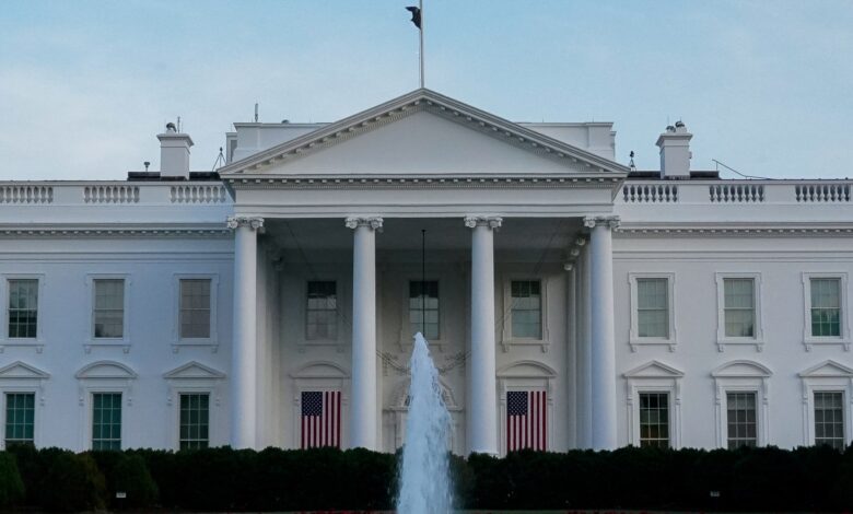 البيت الأبيض تحت ضغط: ترامب يوافق على نشر ملفات إبستين وسط تكهنات بتورط شخصيات بارزة