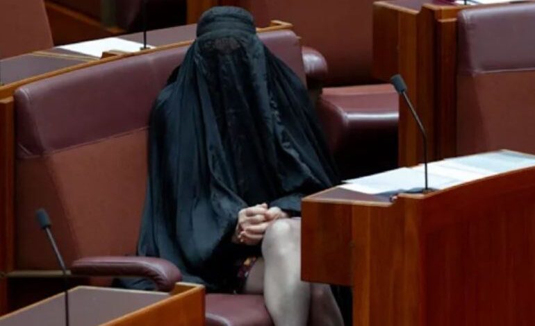 جدل في البرلمان الأسترالي بعد ارتداء نائبة يمينية للنقاب
