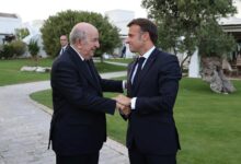 ماكرون يثمن القرار الإنساني للرئيس الجزائري بالافراج عن صنصال ويعلن استعداده للتباحث معه