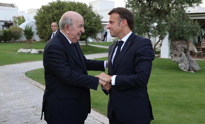 ماكرون يثمن القرار الإنساني للرئيس الجزائري بالافراج عن صنصال ويعلن استعداده للتباحث معه