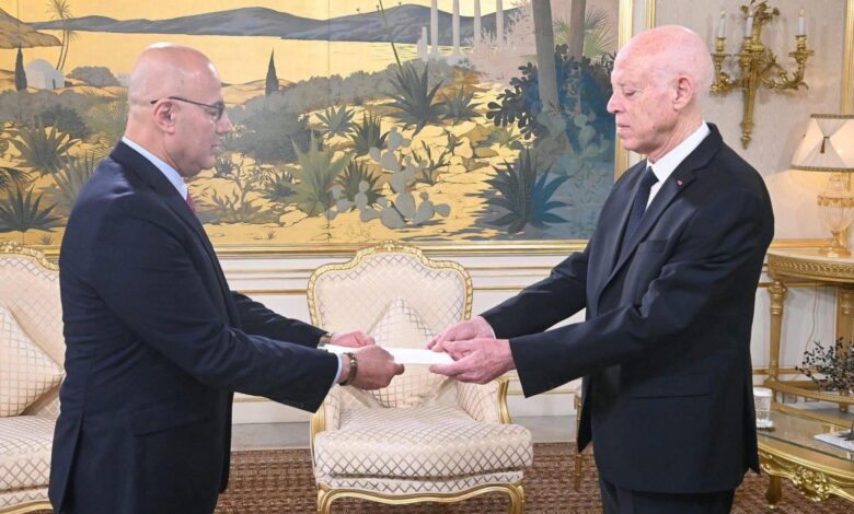 السفير الأمريكي الجديد يقدّم أوراق اعتماده للرئيس التونسي
