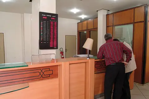 القضاء يُلزم بنكاً مغربياً بدفع 9 آلاف درهم لزبون بعد رفض إيداع أمواله