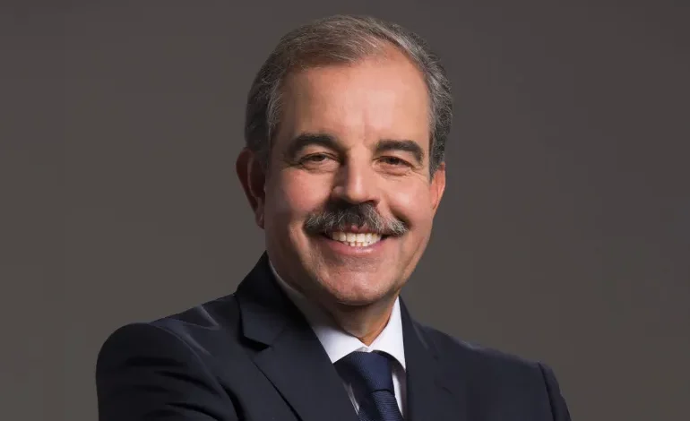 محكمة تونسية تحكم غيابيًا بسجن الوزير الأسبق منذر الزنايدي 19 عامًا