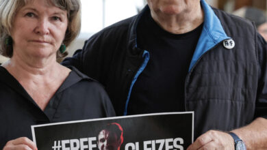 والدة الصحفي الفرنسي كريستوف غليز تناشد تبون العفو عن ابنها المسجون في الجزائر 2 والدة الصحفي الفرنسي كريستوف غليز تناشد تبون العفو عن ابنها المسجون في الجزائر