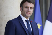 ماكرون يعلن التزامه بالعمل حتى نهاية ولايته وسط أزمة سياسية في فرنسا