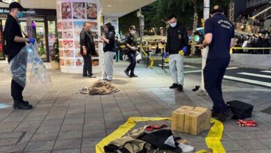 هجوم بسكين وسط تايبه يسفر عن 3 قتـ. ـلى و5 جرحى 2 هجوم بسكين وسط تايبه يسفر عن 3 قتـ. ـلى و5 جرحى