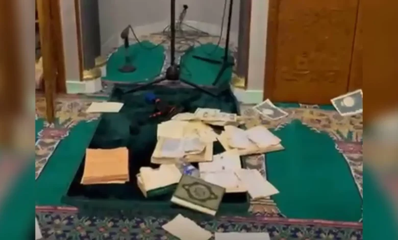 تحقيقات فرنسية بعد واقعة تدنيس مسجد وسط صدمة الجالية المسلمة 1 تحقيقات فرنسية بعد واقعة تدنيس مسجد وسط صدمة الجالية المسلمة