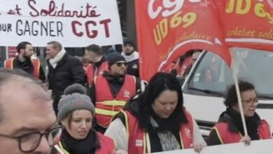 نقابات فرنسية تتظاهر في ليون رفضاً لخطة موازنة 2026