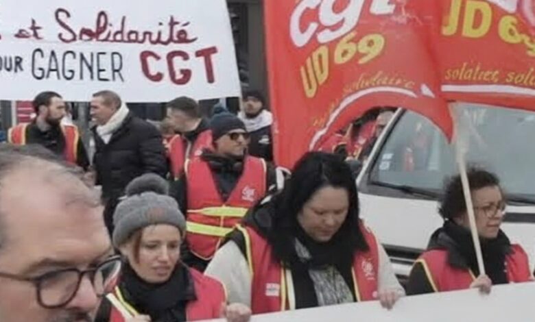 نقابات فرنسية تتظاهر في ليون رفضاً لخطة موازنة 2026 1 نقابات فرنسية تتظاهر في ليون رفضاً لخطة موازنة 2026