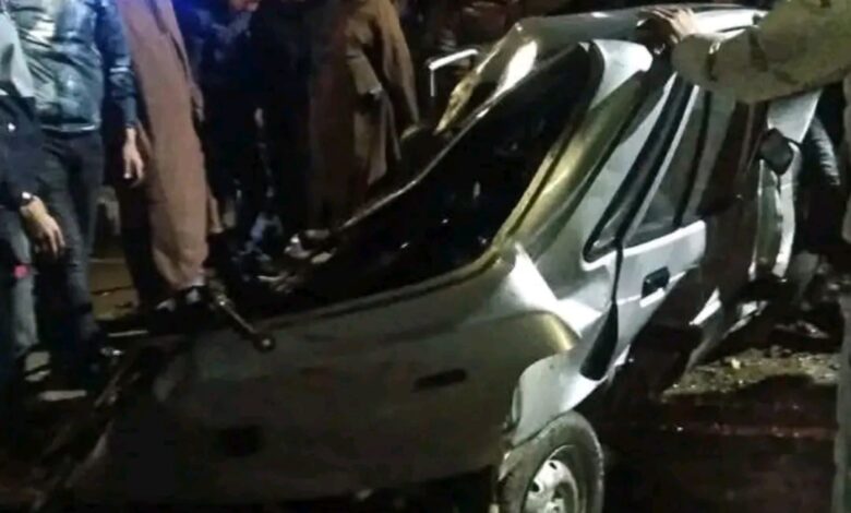 الجزائر :صخرة ضخمة تتحطم على سيارة بمدخل مدينة جميلة في سطيف… ونجاة السائق وابنه بأعجوبة