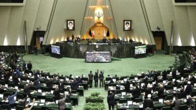 نصف البرلمان الإيراني يتهم القضاء بالتراخي في تطبيق قانون الحجاب وسط تغيّر سلوك النساء في المدن الكبرى