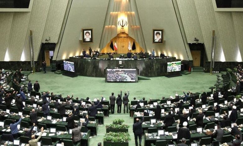 نصف البرلمان الإيراني يتهم القضاء بالتراخي في تطبيق قانون الحجاب وسط تغيّر سلوك النساء في المدن الكبرى 1 نصف البرلمان الإيراني يتهم القضاء بالتراخي في تطبيق قانون الحجاب وسط تغيّر سلوك النساء في المدن الكبرى