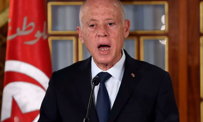 قيس سعيّد يمدد حالة الطوارئ في تونس حتى نهاية يناير 2026