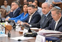 عائلات أسـ. ـرى إسرائيليين تهاجم نتنياهو بعد فيديو يظهرهم أحياء قبل مقـ. ـتلهم في غزة