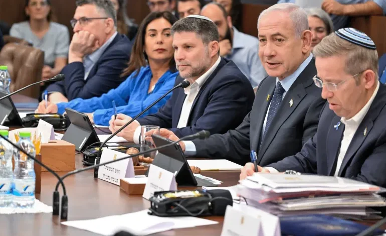 عائلات أسـ. ـرى إسرائيليين تهاجم نتنياهو بعد فيديو يظهرهم أحياء قبل مقـ. ـتلهم في غزة 1 عائلات أسـ. ـرى إسرائيليين تهاجم نتنياهو بعد فيديو يظهرهم أحياء قبل مقـ. ـتلهم في غزة