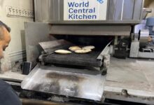 المخابز الأردنية المتنقلة تبدأ إنتاج 140 ألف رغيف يومياً في قطاع غزة