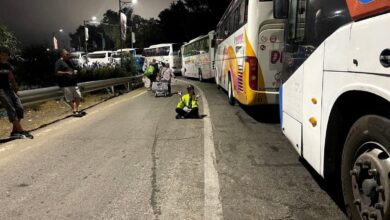 عشرات الحافلات السياحية الجزائرية تُحاصر على الحدود التونسية