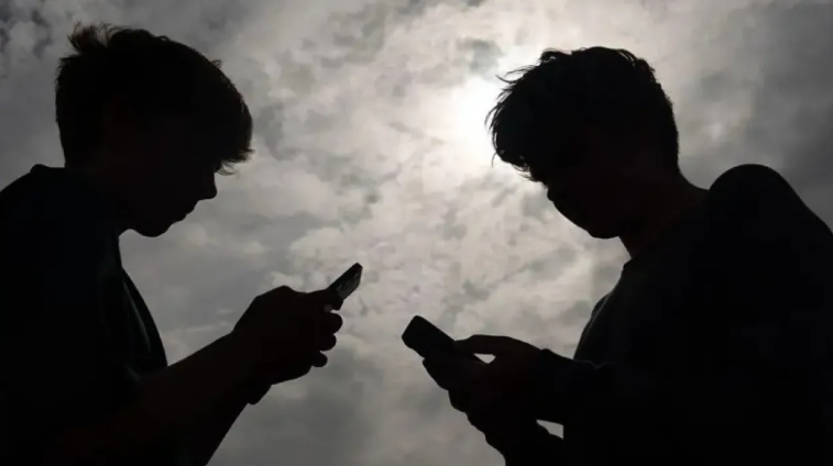 الأسر العربية تواجه إدمان الأطفال على وسائل التواصل الاجتماعي باستراتيجيات وقائية