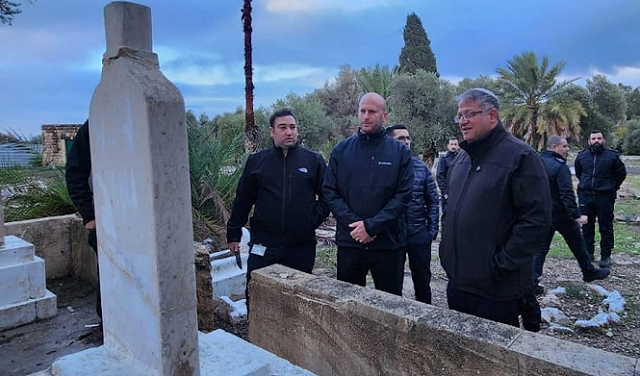 بن غفير:"يجب إزالة قبر الإرهـ.ابي البارز عز الدين القسام في بلدة نيشر، بالأمس اتخذنا الخطوة الأولى" 1 بن غفير:"يجب إزالة قبر الإرهـ.ابي البارز عز الدين القسام في بلدة نيشر، بالأمس اتخذنا الخطوة الأولى"