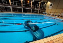 السائقة خلطت بين دواسة الفرامل ودواسة الوقود، فانتهى الأمر بسيارتها في قاع المسبح العام مع ابنتها البالغة من العمر 5 سنوات