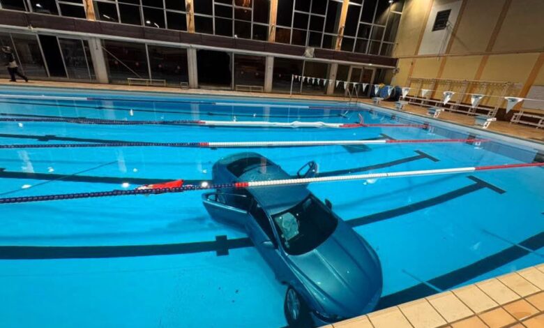 السائقة خلطت بين دواسة الفرامل ودواسة الوقود، فانتهى الأمر بسيارتها في قاع المسبح العام مع ابنتها البالغة من العمر 5 سنوات 1 السائقة خلطت بين دواسة الفرامل ودواسة الوقود، فانتهى الأمر بسيارتها في قاع المسبح العام مع ابنتها البالغة من العمر 5 سنوات