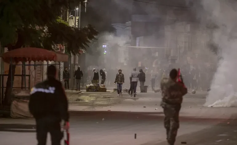 اشتباكات بين الشرطة التونسية ومحتجين في القيروان 1 اشتباكات بين الشرطة التونسية ومحتجين في القيروان