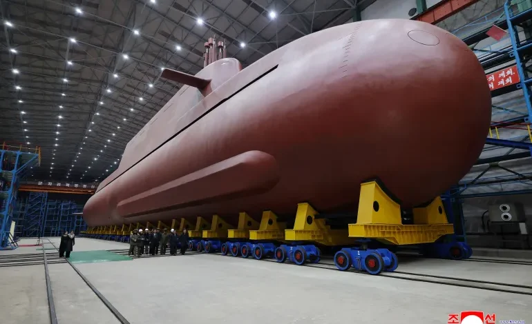 كوريا الشمالية تختبر صواريخ بعيدة المدى وتكشف عن تقدم لافت لغواصة نووية