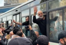 سوريا تُفرج عن 70 عسكريًا من عهد الأسد في اللاذقية وتعتقل 12 على الحدود اللبنانية