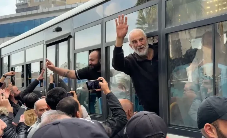 سوريا تُفرج عن 70 عسكريًا من عهد الأسد في اللاذقية وتعتقل 12 على الحدود اللبنانية