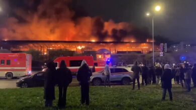 روسيا.. اندلاع حريق ضخم في أحد أكبر أسواق سانت بطرسبورغ