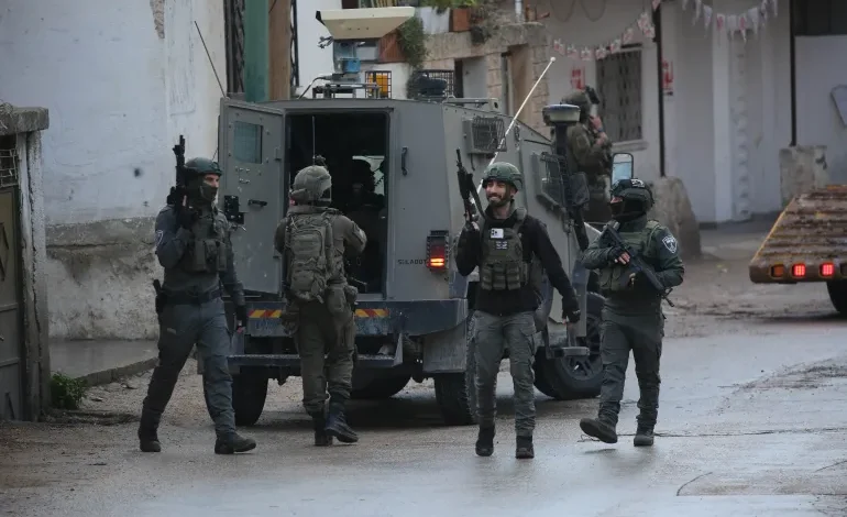 الجيش الاسرائيلي يهدم 3 منازل ويعتقل 24 فلسطينياً في الضفة ويقتحم الأقصى