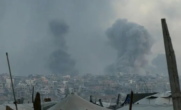 غزة: استشـ. ـهاد 5 أشخاص بينهم طفلان بقصف إسرائيلي على خان يونس