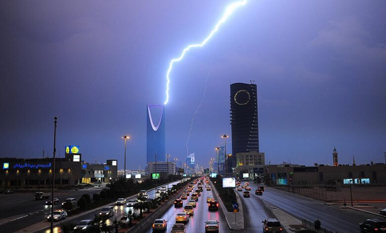 السعودية .. حالة تأهب قصوى في العاصمة الرياض، إثر اقتراب جبهة هوائية محملة بـ "أمطار غزيرة" 1 السعودية .. حالة تأهب قصوى في العاصمة الرياض، إثر اقتراب جبهة هوائية محملة بـ "أمطار غزيرة"