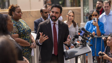 «اعرف حقوقك»: زهران ممداني يشجّع المواطنين على «الوقوف» في وجه ICE ويقدّم نصائح لإحباط عمل العملاء الفيدراليين 2 «اعرف حقوقك»: زهران ممداني يشجّع المواطنين على «الوقوف» في وجه ICE ويقدّم نصائح لإحباط عمل العملاء الفيدراليين