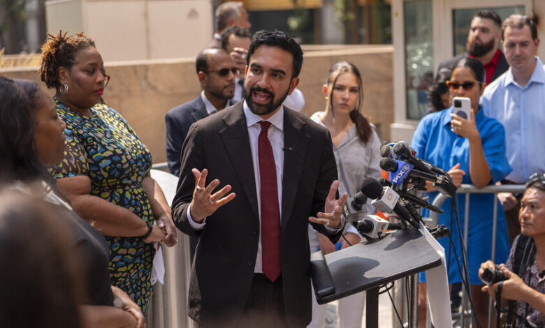 «اعرف حقوقك»: زهران ممداني يشجّع المواطنين على «الوقوف» في وجه ICE ويقدّم نصائح لإحباط عمل العملاء الفيدراليين 1 «اعرف حقوقك»: زهران ممداني يشجّع المواطنين على «الوقوف» في وجه ICE ويقدّم نصائح لإحباط عمل العملاء الفيدراليين