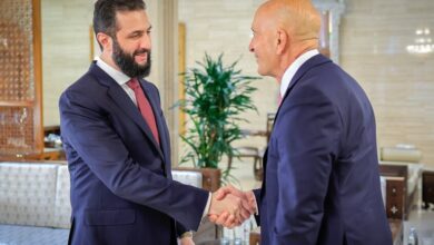 الرئيس السوري يستقبل مبعوث أمريكا الخاص لمناقشة استقرار سوريا وتعافيها الاقتصادي 4 الرئيس السوري يستقبل مبعوث أمريكا الخاص لمناقشة استقرار سوريا وتعافيها الاقتصادي