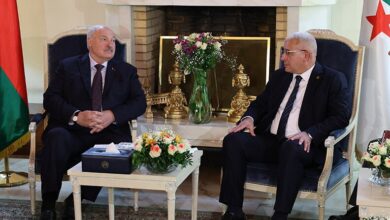 الرئيس البيلاروسي يبدأ زيارة رسمية إلى الجزائر لتعزيز التعاون الثنائي 2 الرئيس البيلاروسي يبدأ زيارة رسمية إلى الجزائر لتعزيز التعاون الثنائي