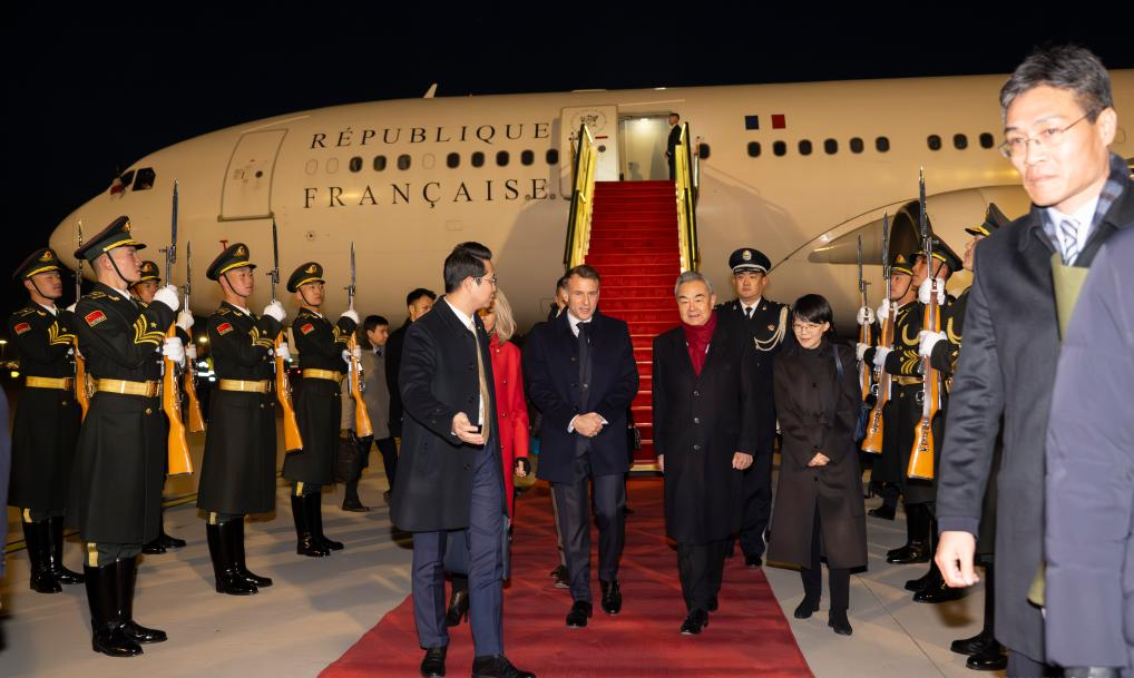 ماكرون يصل بكين في زيارة دولة لتعزيز الشراكة الصينية-الفرنسية
