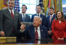 ترامب يصف "خدعة الطاقة الخضراء" وتهم التآمر مع روسيا بأكبر خدعة في تاريخ أمريكا