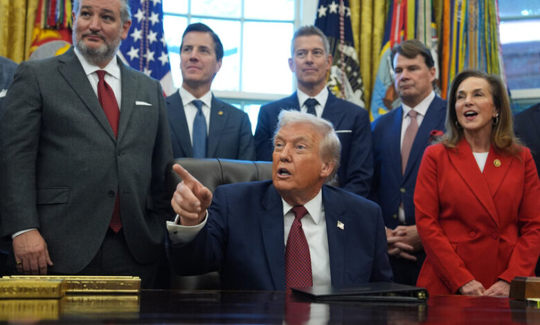 ترامب يصف "خدعة الطاقة الخضراء" وتهم التآمر مع روسيا بأكبر خدعة في تاريخ أمريكا