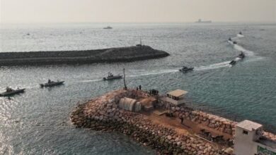 إيران تطلق مناورات بحرية في الخليج وتحذّر السفن الأمريكية بعد أشهر من حرب يونيو