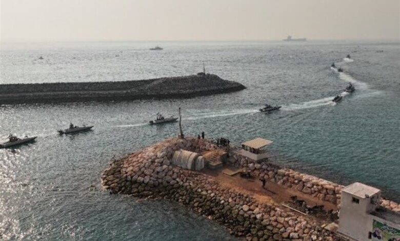 إيران تطلق مناورات بحرية في الخليج وتحذّر السفن الأمريكية بعد أشهر من حرب يونيو