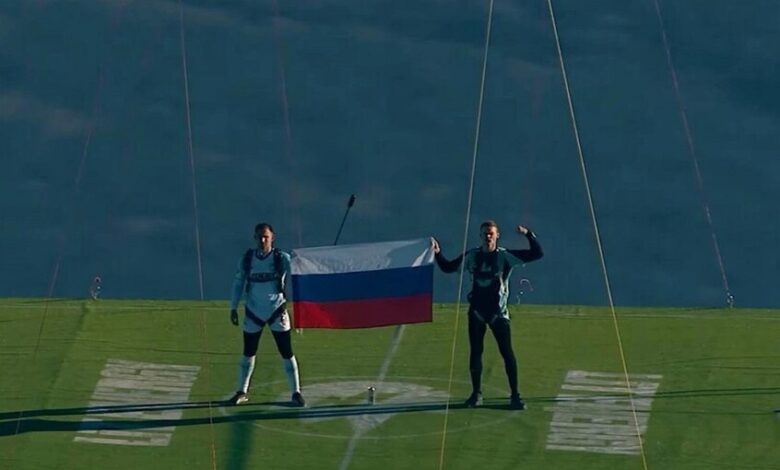 صانع محتوى روسي يكرر احتفال رونالدو على ملعب طائر بارتفاع 1700 متر