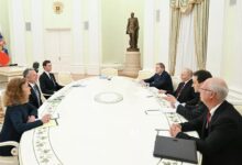 بوتين يكشف بسخرية عن تفاصيل لقائه الطويل مع مبعوثَي ترامب حول خطة السلام في أوكرانيا