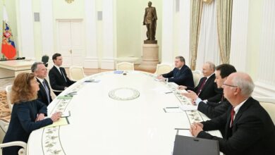 بوتين يكشف بسخرية عن تفاصيل لقائه الطويل مع مبعوثَي ترامب حول خطة السلام في أوكرانيا